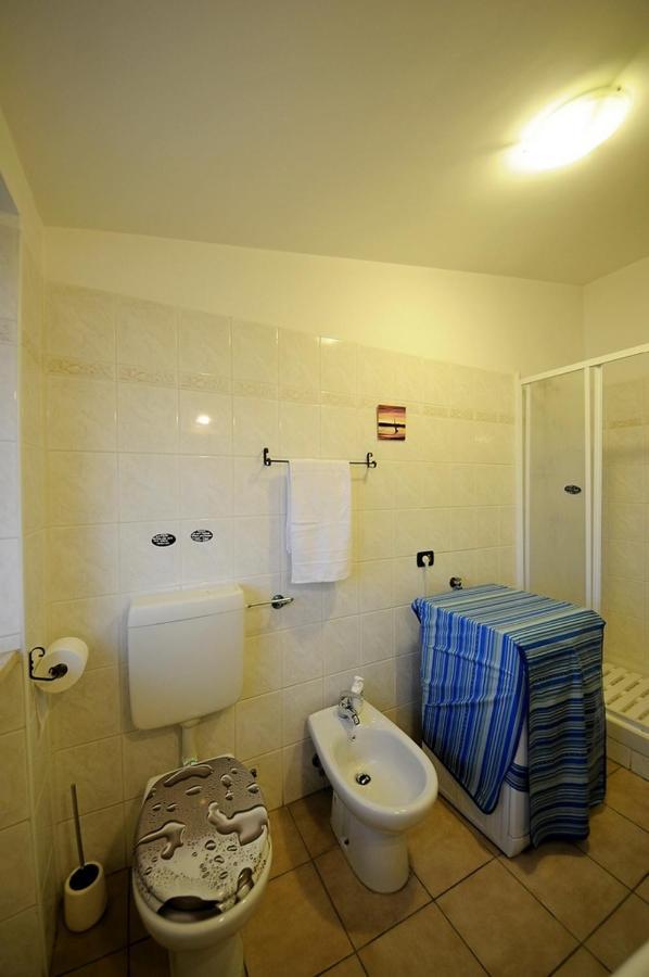 A La Vue Chambre Bagno Condiviso Shared Both2Piano No Lift No Navetta A Pagamento Aria Condizionata Ed Extra Bed 3 Minuti A Piedi Da Bus Per Fiera Di Roma Fiumicino Exterior foto