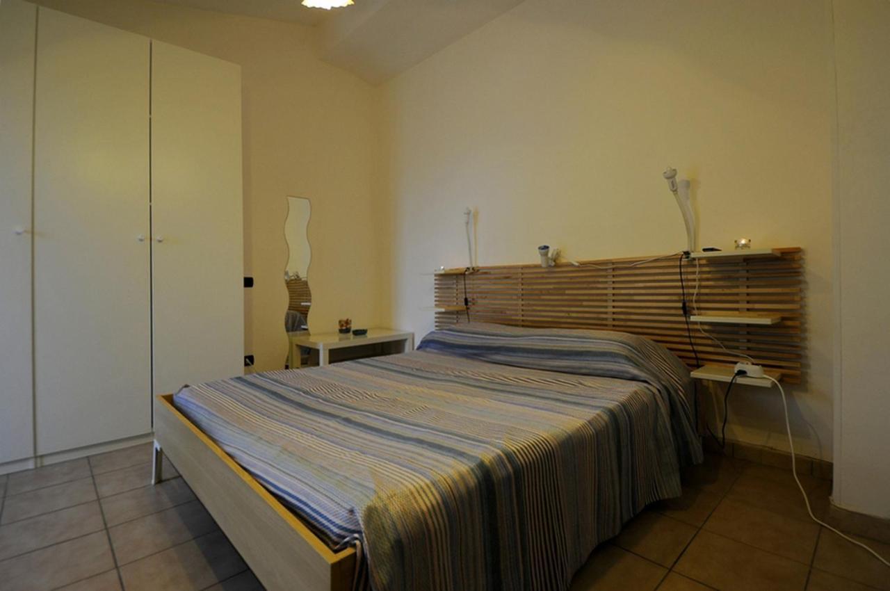 A La Vue Chambre Bagno Condiviso Shared Both2Piano No Lift No Navetta A Pagamento Aria Condizionata Ed Extra Bed 3 Minuti A Piedi Da Bus Per Fiera Di Roma Fiumicino Exterior foto