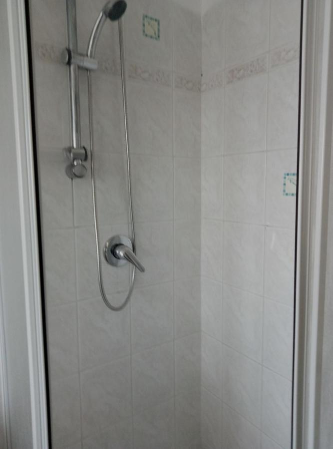 A La Vue Chambre Bagno Condiviso Shared Both2Piano No Lift No Navetta A Pagamento Aria Condizionata Ed Extra Bed 3 Minuti A Piedi Da Bus Per Fiera Di Roma Fiumicino Exterior foto