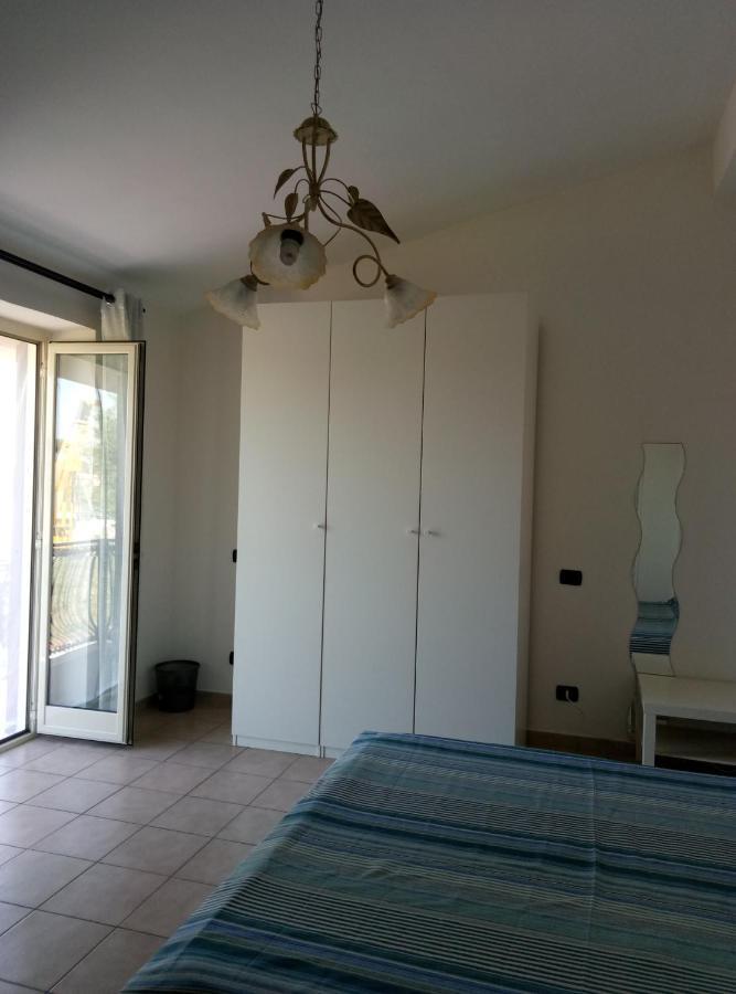 A La Vue Chambre Bagno Condiviso Shared Both2Piano No Lift No Navetta A Pagamento Aria Condizionata Ed Extra Bed 3 Minuti A Piedi Da Bus Per Fiera Di Roma Fiumicino Exterior foto
