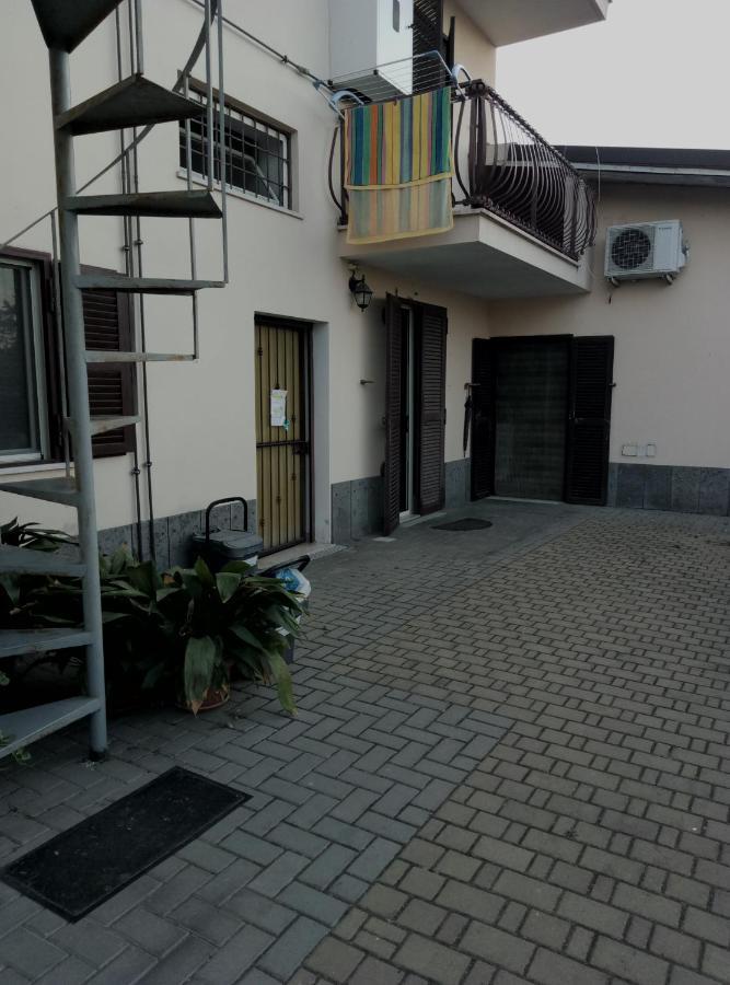A La Vue Chambre Bagno Condiviso Shared Both2Piano No Lift No Navetta A Pagamento Aria Condizionata Ed Extra Bed 3 Minuti A Piedi Da Bus Per Fiera Di Roma Fiumicino Exterior foto