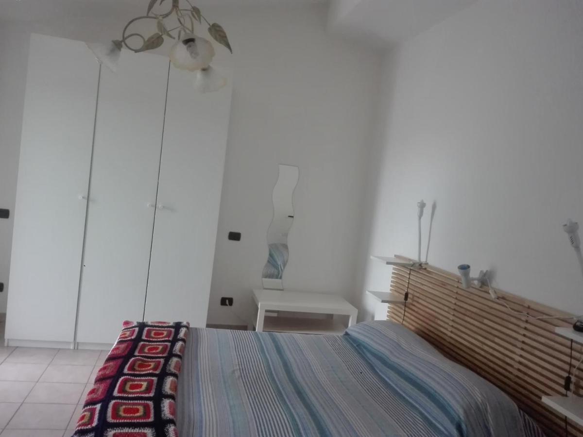 A La Vue Chambre Bagno Condiviso Shared Both2Piano No Lift No Navetta A Pagamento Aria Condizionata Ed Extra Bed 3 Minuti A Piedi Da Bus Per Fiera Di Roma Fiumicino Exterior foto