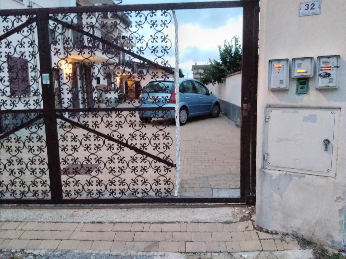 A La Vue Chambre Bagno Condiviso Shared Both2Piano No Lift No Navetta A Pagamento Aria Condizionata Ed Extra Bed 3 Minuti A Piedi Da Bus Per Fiera Di Roma Fiumicino Exterior foto