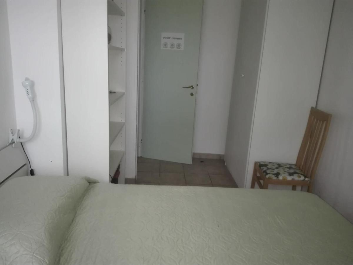 A La Vue Chambre Bagno Condiviso Shared Both2Piano No Lift No Navetta A Pagamento Aria Condizionata Ed Extra Bed 3 Minuti A Piedi Da Bus Per Fiera Di Roma Fiumicino Exterior foto