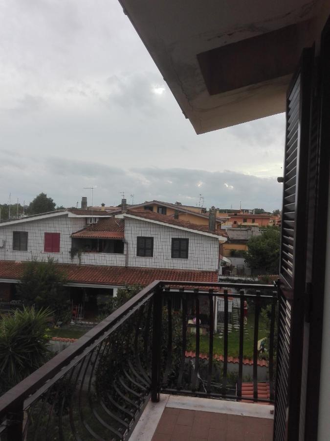 A La Vue Chambre Bagno Condiviso Shared Both2Piano No Lift No Navetta A Pagamento Aria Condizionata Ed Extra Bed 3 Minuti A Piedi Da Bus Per Fiera Di Roma Fiumicino Exterior foto