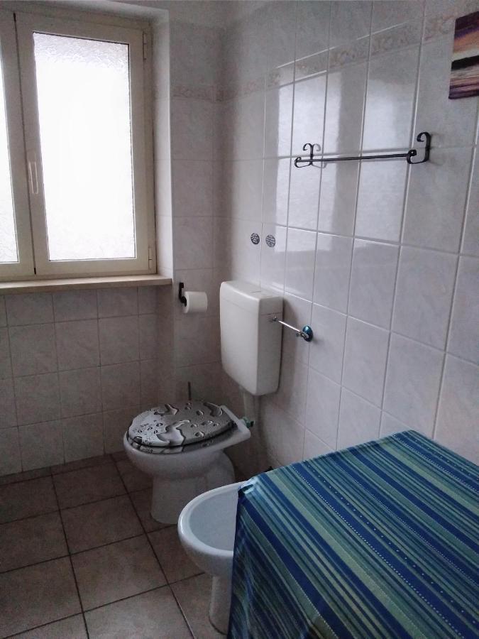 A La Vue Chambre Bagno Condiviso Shared Both2Piano No Lift No Navetta A Pagamento Aria Condizionata Ed Extra Bed 3 Minuti A Piedi Da Bus Per Fiera Di Roma Fiumicino Exterior foto