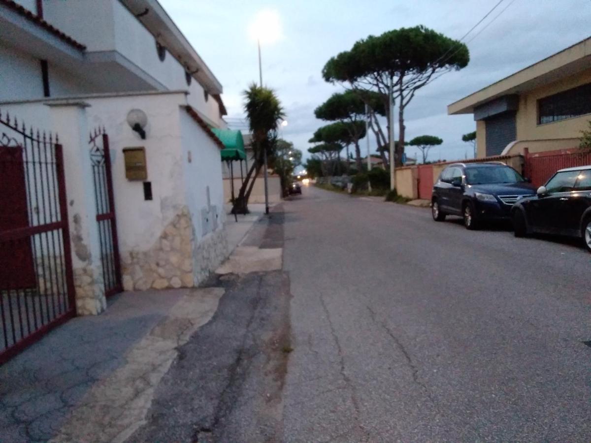 A La Vue Chambre Bagno Condiviso Shared Both2Piano No Lift No Navetta A Pagamento Aria Condizionata Ed Extra Bed 3 Minuti A Piedi Da Bus Per Fiera Di Roma Fiumicino Exterior foto