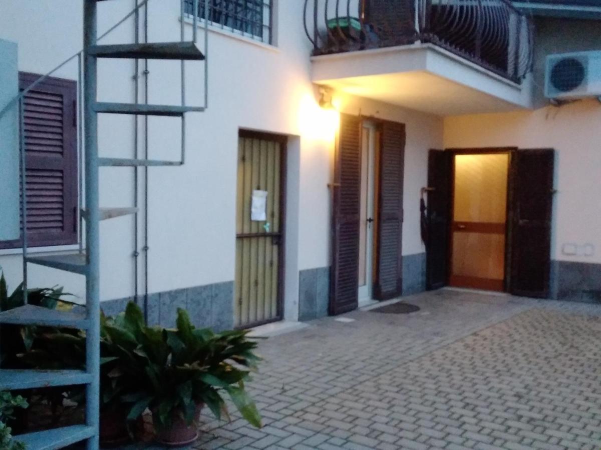 A La Vue Chambre Bagno Condiviso Shared Both2Piano No Lift No Navetta A Pagamento Aria Condizionata Ed Extra Bed 3 Minuti A Piedi Da Bus Per Fiera Di Roma Fiumicino Exterior foto