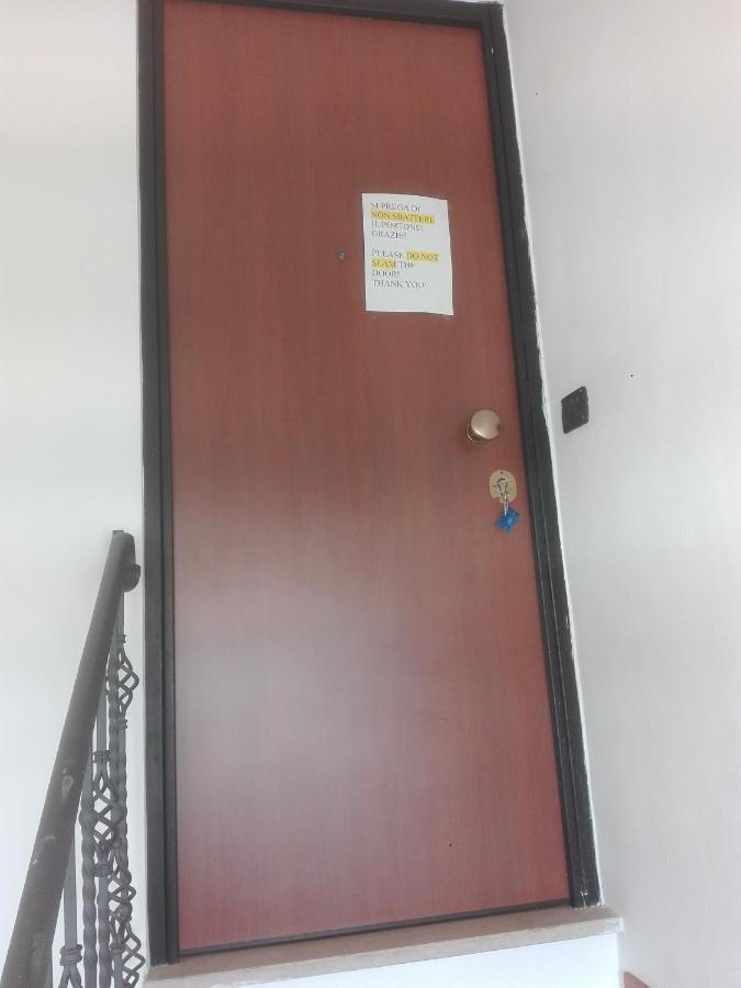 A La Vue Chambre Bagno Condiviso Shared Both2Piano No Lift No Navetta A Pagamento Aria Condizionata Ed Extra Bed 3 Minuti A Piedi Da Bus Per Fiera Di Roma Fiumicino Exterior foto