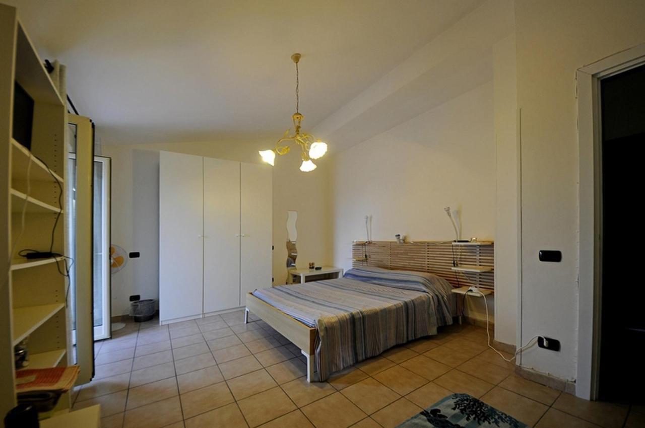 A La Vue Chambre Bagno Condiviso Shared Both2Piano No Lift No Navetta A Pagamento Aria Condizionata Ed Extra Bed 3 Minuti A Piedi Da Bus Per Fiera Di Roma Fiumicino Exterior foto